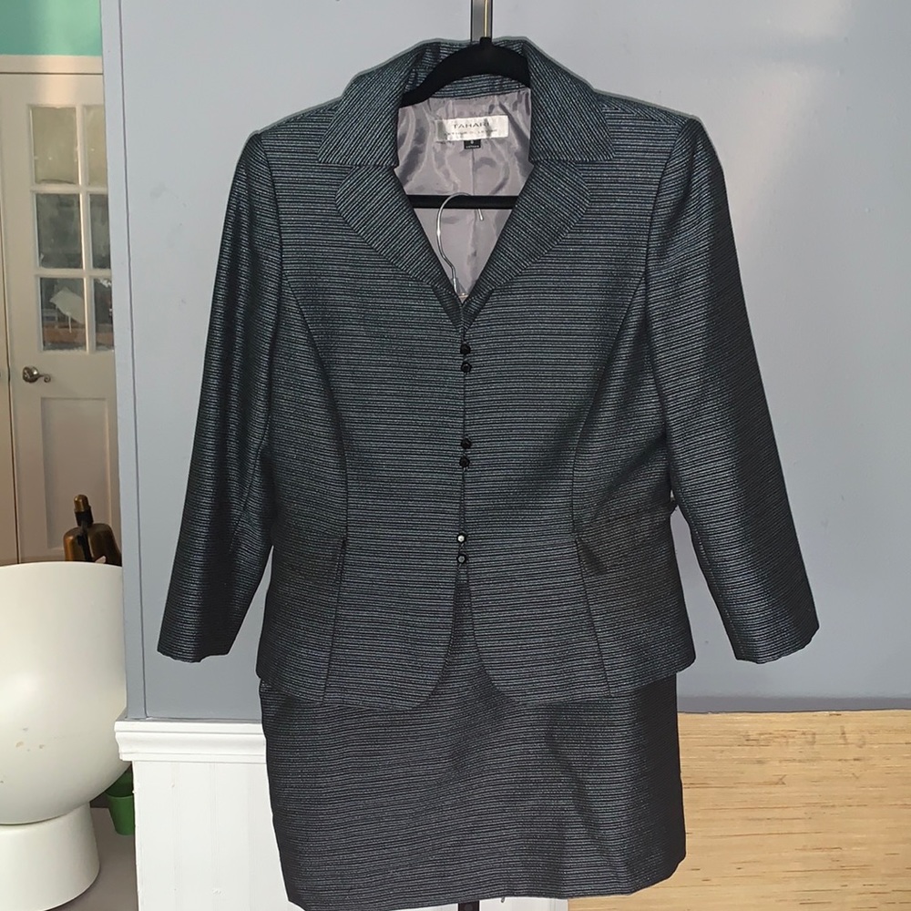 Tahari suit size 8